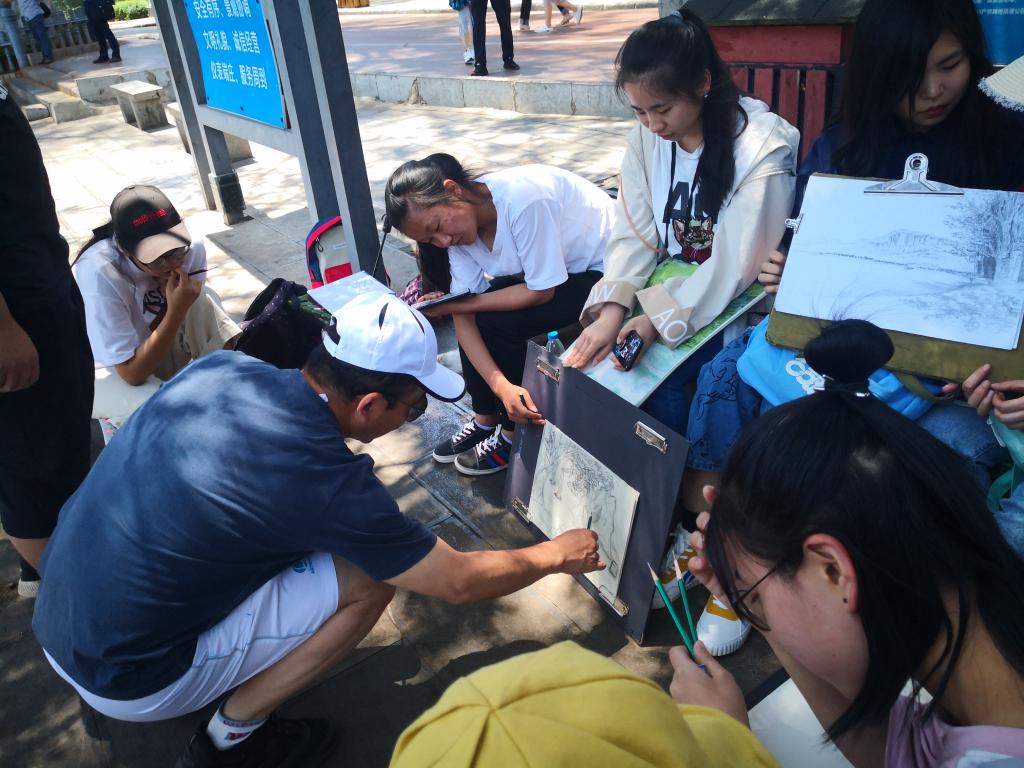 随堂指导学生美术作业